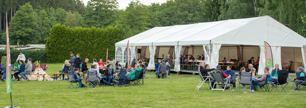 Auch wenn es beim blau direkt Summer Camp um Beziehungspflege geht, so sind berufliche Gespräche eher die Ausnahme, denn hier steht der Mensch, die Entspannung und der Genuss von Natur und Gemeinschaft im Vordergrund.